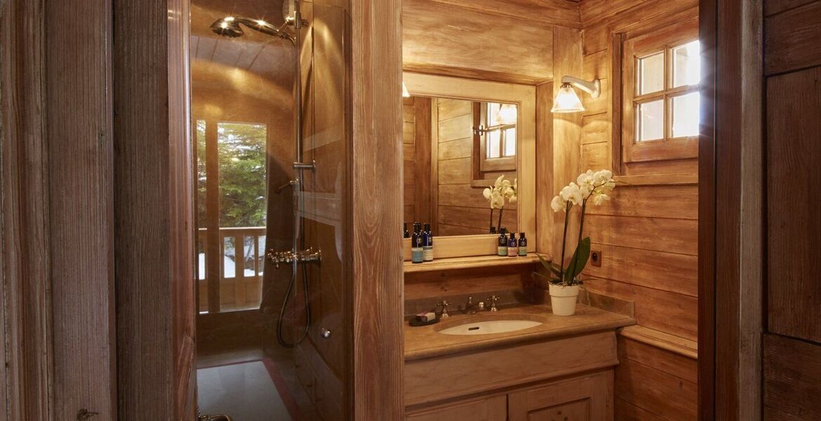 Luxury Chalet with Alpine Charm in Méribel Village