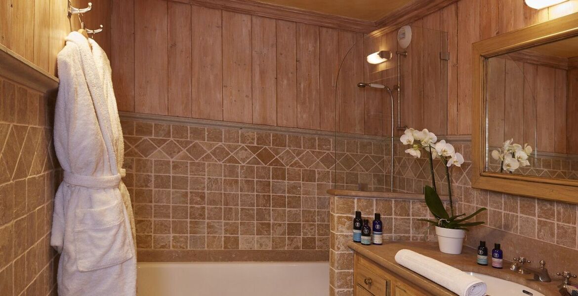 Luxury Chalet with Alpine Charm in Méribel Village