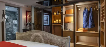 Habitación moderna con acceso directo a la piscina cubierta